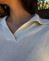 Dettaglio del maglione cashmere scollo a polo crema con scollatura elegante e morbidezza, ideale per outfit raffinati.