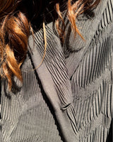 Moda contemporanea: BLAZER GRAFITE oversize in fresco di lana plissettato con taglio moderno.