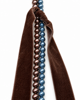 COLLANA CON FILI DI PERLE E NASTRO IN VELLUTO BROWN E BLU