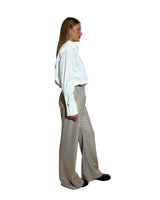 PANTALONE SABBIA LIEVEMENTE GESSATO indossato con camicia bianca, vista laterale.
