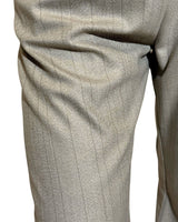 PANTALONE SABBIA LIEVEMENTE GESSATO con un elegante motivo gessato e una vestibilità ampia e morbida.