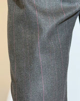 Pantaloni gessati antracite e vino con un design classico e leggermente ampia.