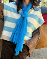 GILET OVERSIZE A RIGHE PANNA E CELESTE indossato con sciarpa blu, perfetto per sovrapposizioni eleganti e stili casual.