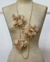 COLLANA CON FIORI IN GEORGETTE PANNA