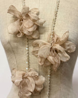 COLLANA CON FIORI IN GEORGETTE PANNA
