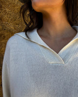 Maglione cashmere scollo a polo in crema, con scollo a polo elegante e morbido.