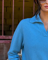 MAGLIONE CON SCOLLO A POLO CELESTE in cashmere, moda inverno, maglione a righe con scollo a polo azzurro.