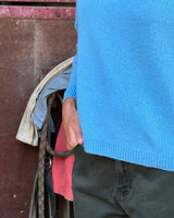 MAGLIONE CON SCOLLO A POLO CELESTE indossato, mostra il colore celeste e dettagli in cashmere.