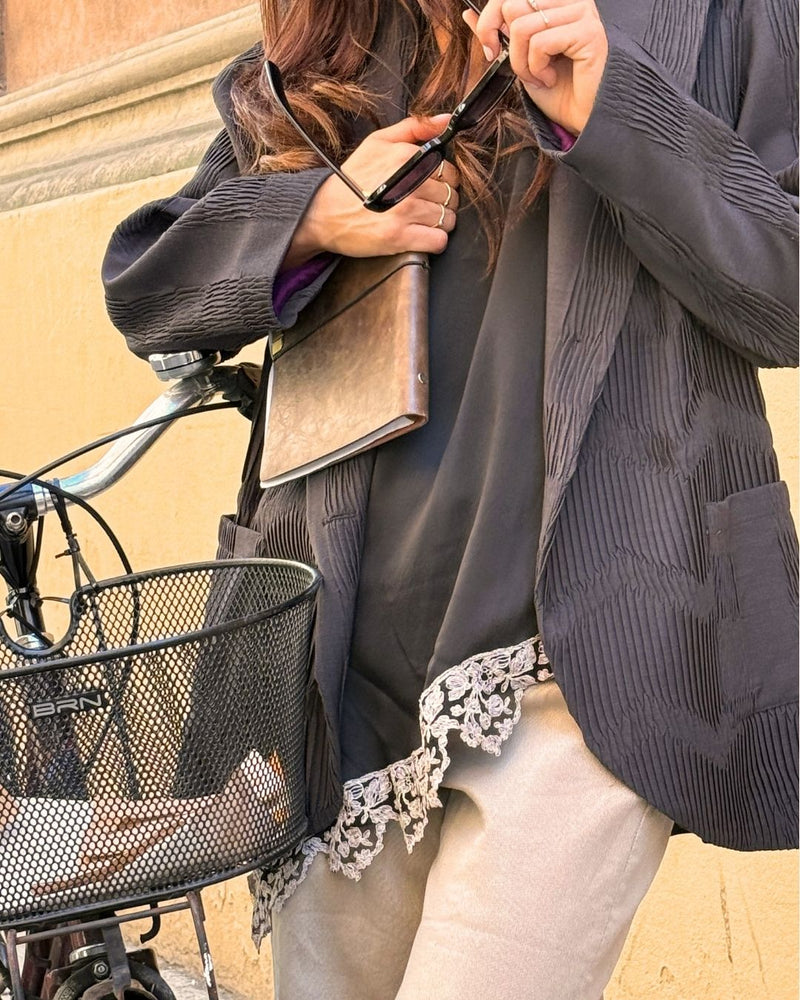 Moda contemporanea: BLAZER GRAFITE oversize in fresco di lana plissettato con taglio moderno.