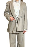 Blazer doppiopetto garcon flanella gessata in sabbia, indossato con camicia bianca e pantaloni coordinati.