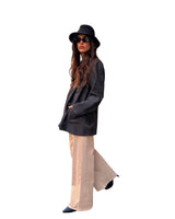 Moda contemporanea: BLAZER GRAFITE oversize in fresco di lana plissettato con taglio moderno.