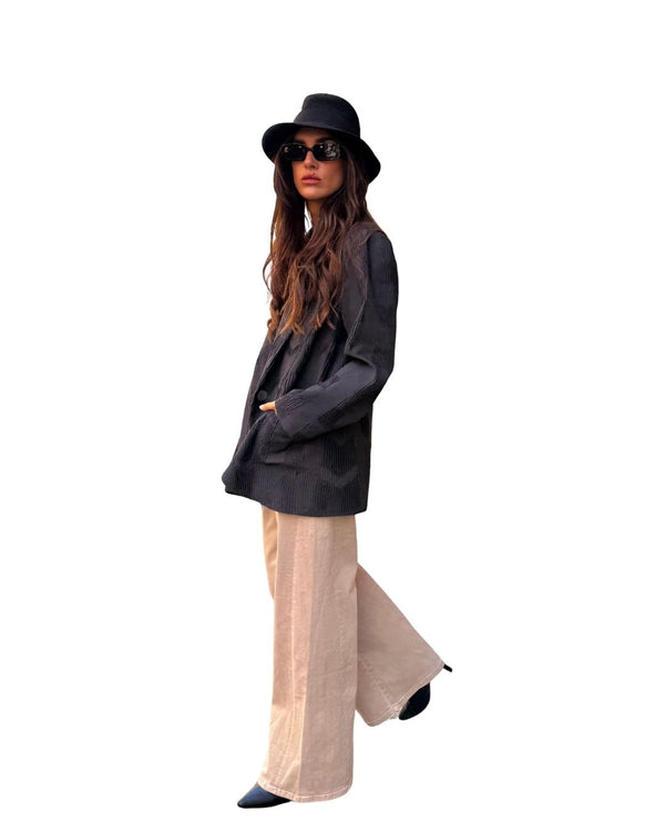 Moda contemporanea: BLAZER GRAFITE oversize in fresco di lana plissettato con taglio moderno.