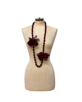 COLLANA CON FIORI E PERLE ricoperte In GEORGETTE  VINO