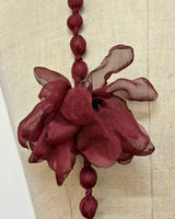 COLLANA CON FIORI E PERLE ricoperte In GEORGETTE  VINO