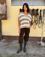 Gilet oversize righe cashmere beige e panna abbinato a pantaloni in velluto marroni.